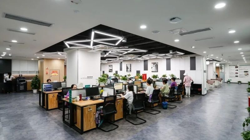 地理位置和校园环境也是考生和家长在选择学校时需要考虑的因素。以下是一些建议：